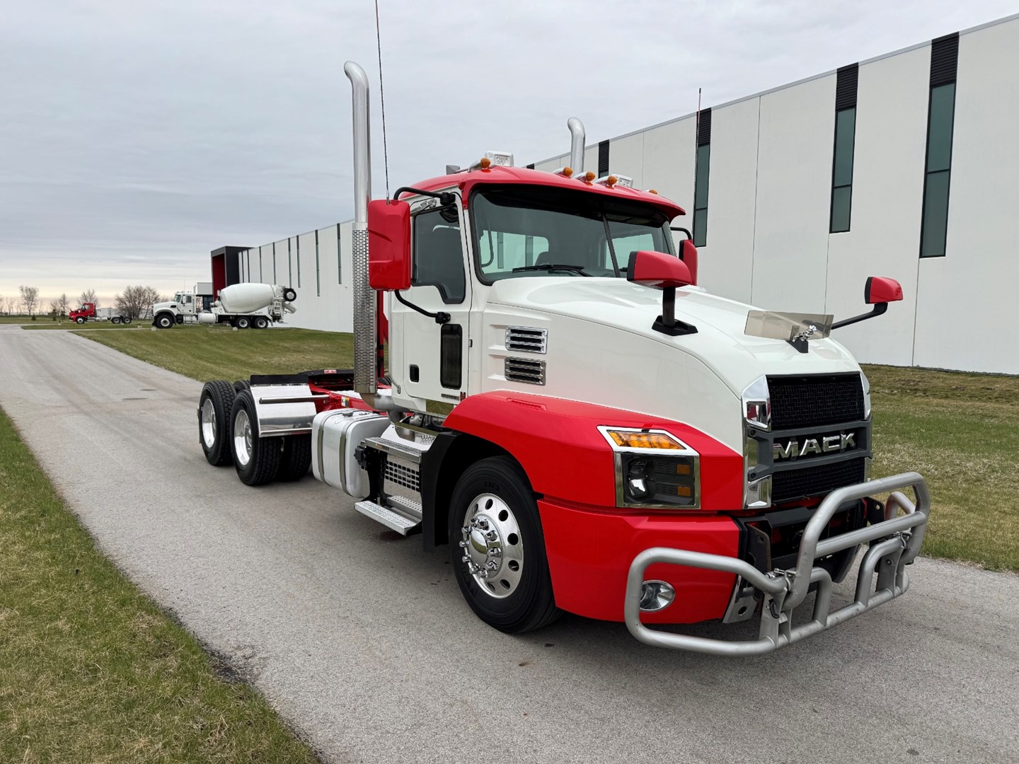 Used 2023 Mack Anthem Daycab - image 8